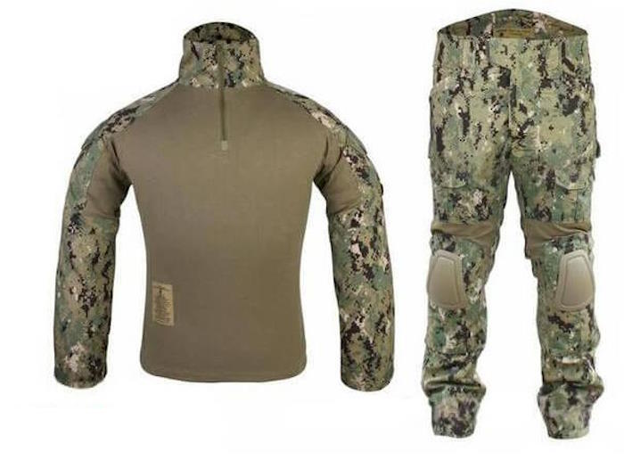 Uniformen har indbygget knæ beskyttere og ekstra stof på armene