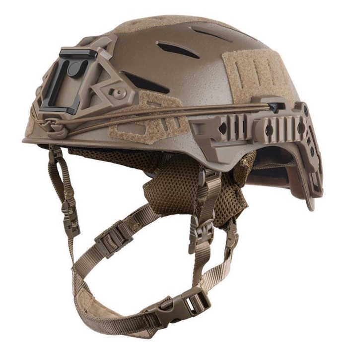 Denne hjelm kommer med NVG montage på fronten med bungees