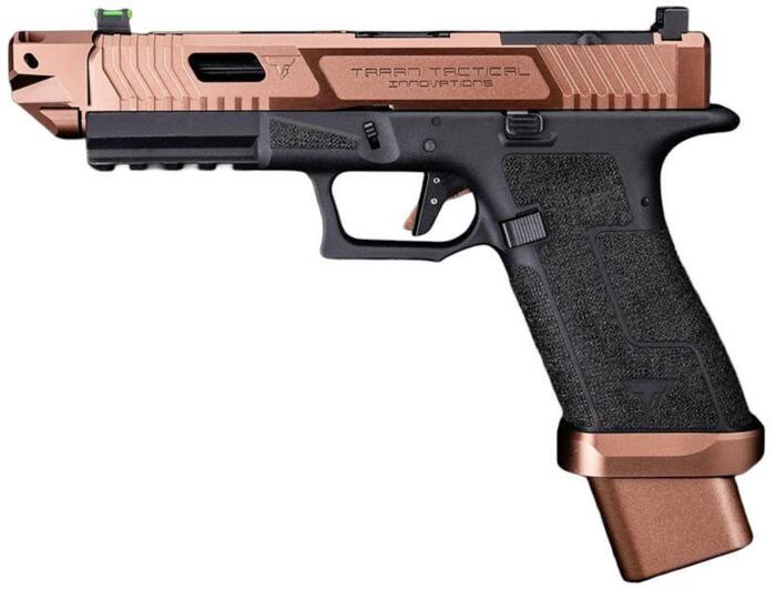 Denne pistol kommer med RMR udskæring og stiplet greb