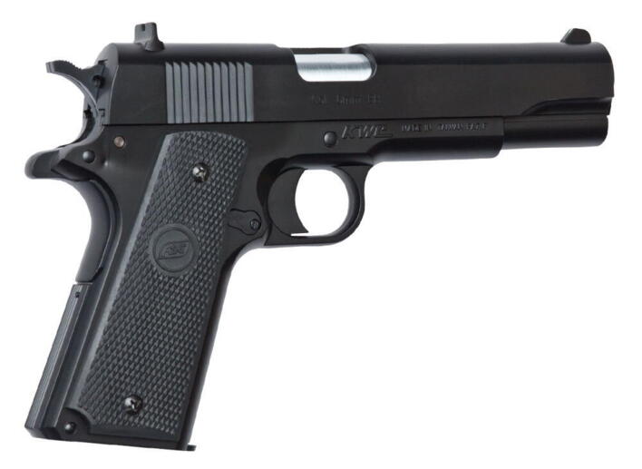 Dette er en manuel pistol, hvilket vil sige at der skal tages ladegreb for hvert skud