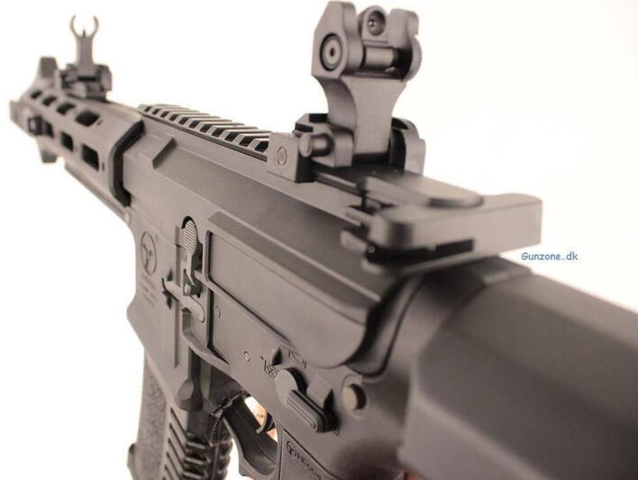 softgun riflen am-013 i sort kommer med flip up sigtekorn