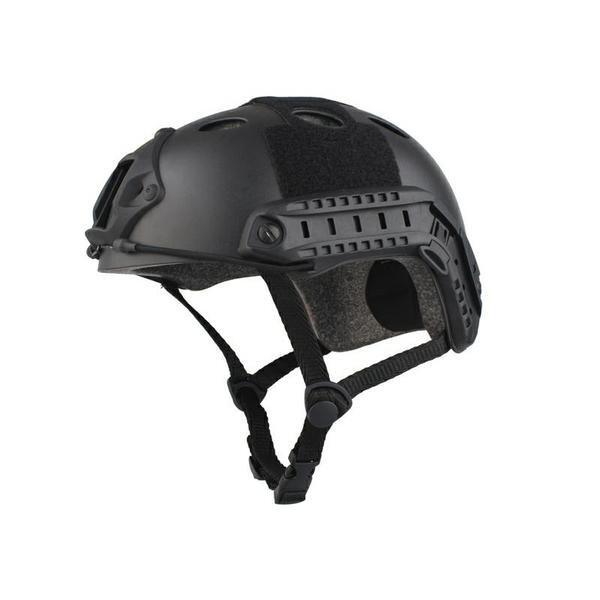 Denne hjelm har justerbare stropper, hvilket gør den kan justeres til at passe de fleste hoveder