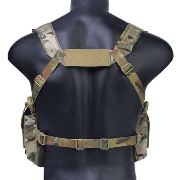 En chest rig har åben ryg, hvilket gør det let at have rygsæk på eller have en meget lav profil