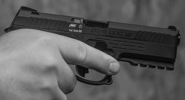 God blowback på Steyr L9-A2 softgun pistol