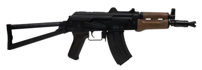Dette er en manuel AKS-74U, altså skal den genlades mellem hvert skud