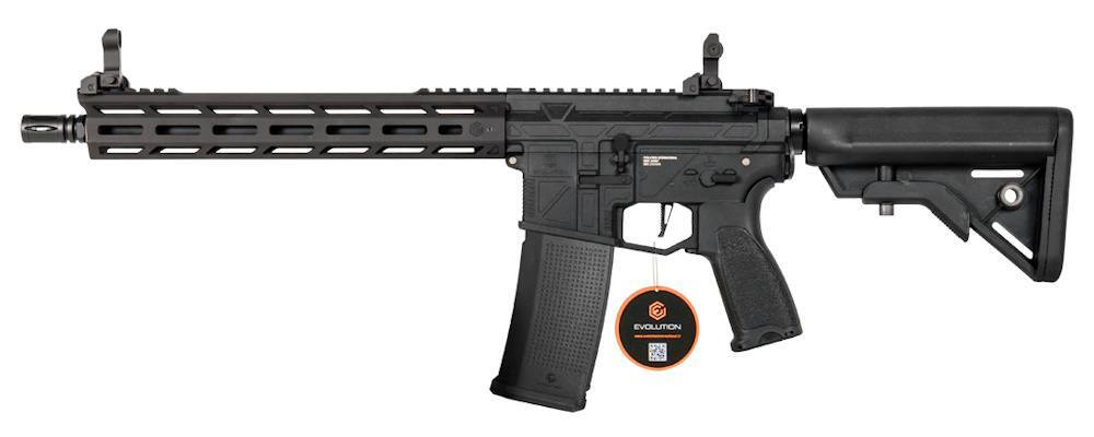 Riflen her kommer fra fabrikken med et mid-cap magasin