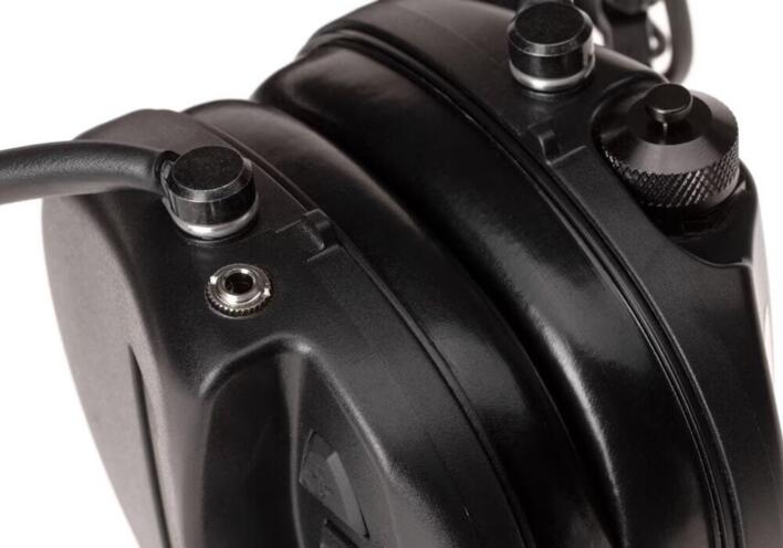 Her ser man dens 3.5mm jack port til at montere sammen med en speaker mikrofon