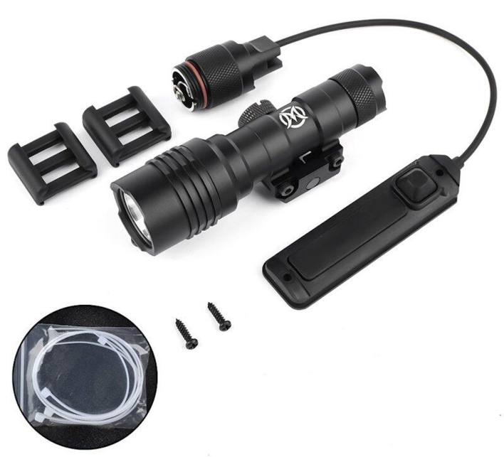 Selve lygten kommer med en pressure switch og manuel knap