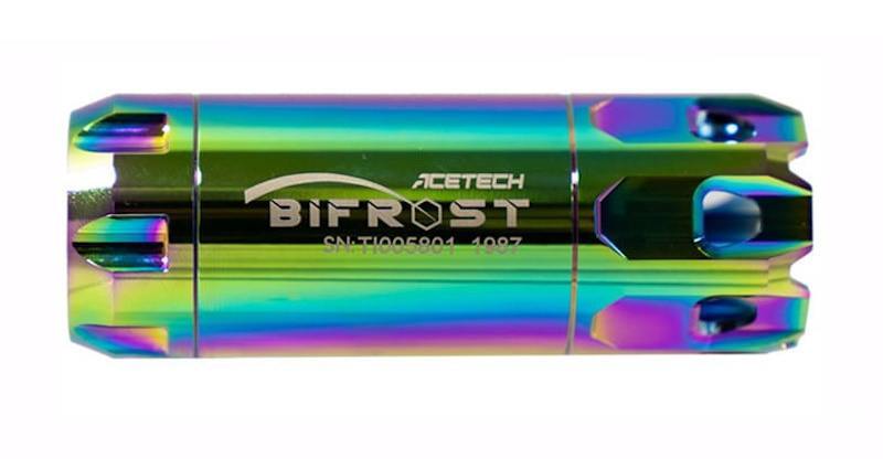 Her har man en flot regnbuefarvet tracer enhed fra Acetech