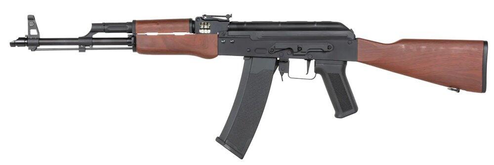 Selve riflen kommer med imiteret træ