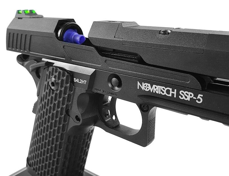 Selve pistolen kommer med fiberoptiske sigtemidler