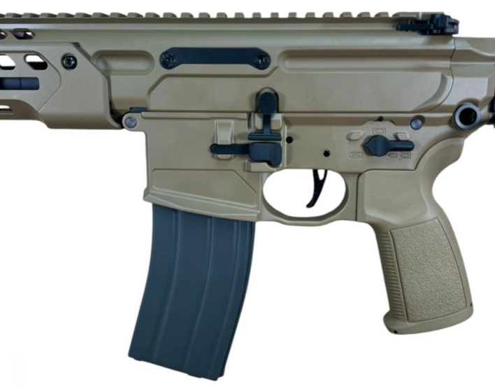 Riflen kommer i en flot Tan/FDE farve der varierer af railsystemet og kolben