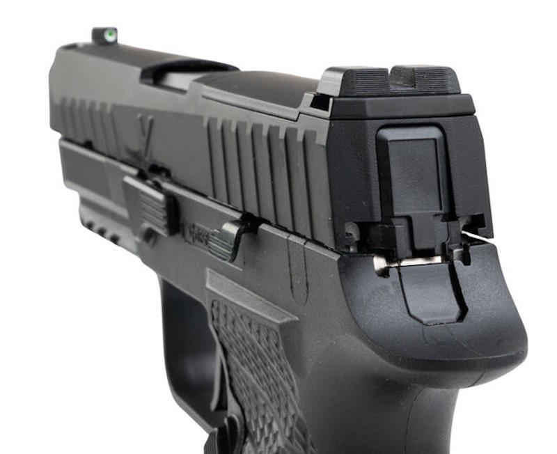 Pistolen kommer med en justerbar flat trigger