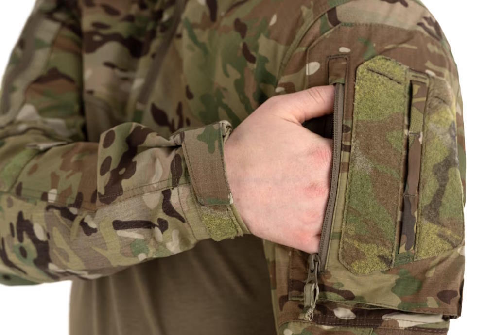 Her ses den indbygget lomme samt velcro til påsætning af patches og andet