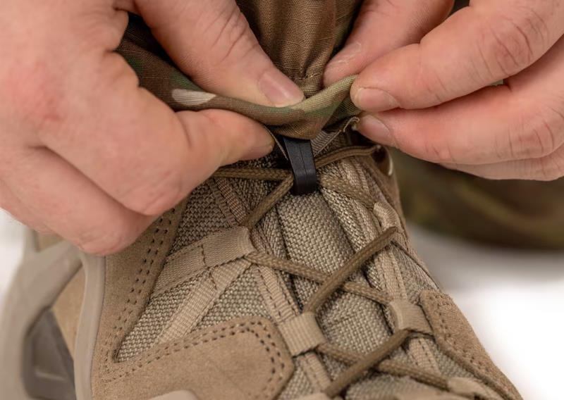 Bukserne kan fastsættes i patrulje/kampstøvlerne med den indbygget klips