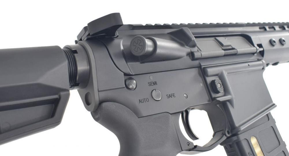 Selve riflen er sort med et flot sølv yderløb