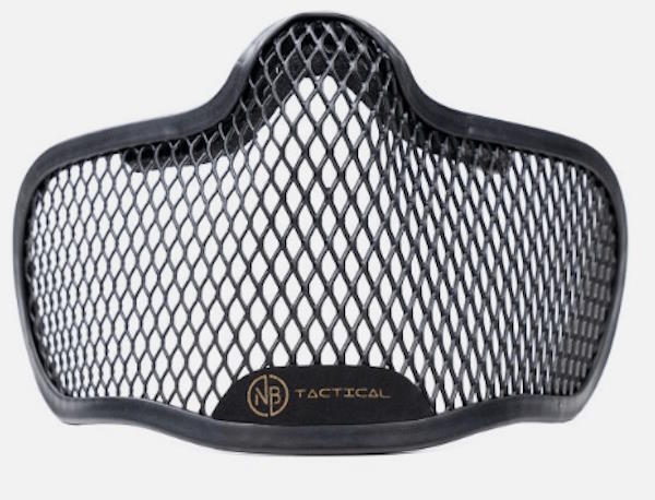 Denne maske kommer med næse beskyttelse og kan derfor bruges på de danske baner