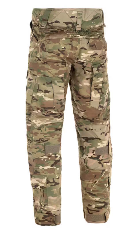 Her ser man bukserne med spænde til ankler, knæ osv.