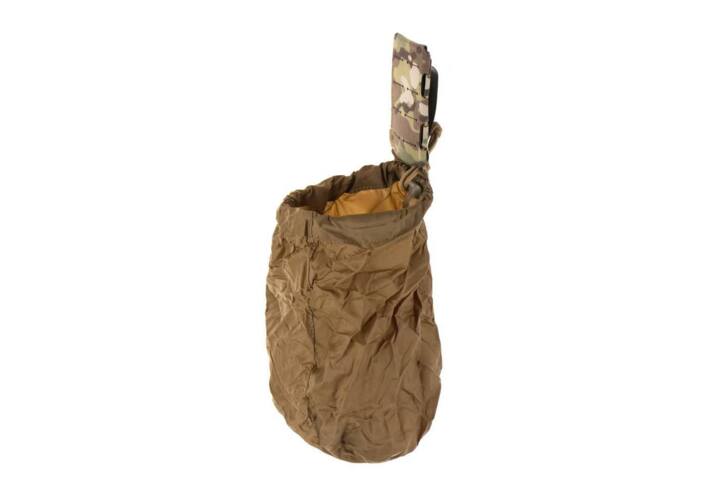 Selve dump pouchen hives ud med en snor fra bunden