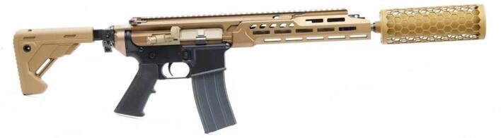 Riflen har et cool design med normal M4 lower og en special upper/kolbe