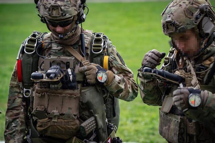 Her ser man jakken taget i brug under plate carrier og faldskærme