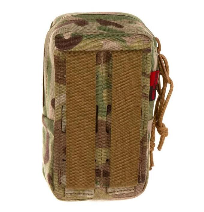 Her ses bagsiden, samt molle monteringen bag på