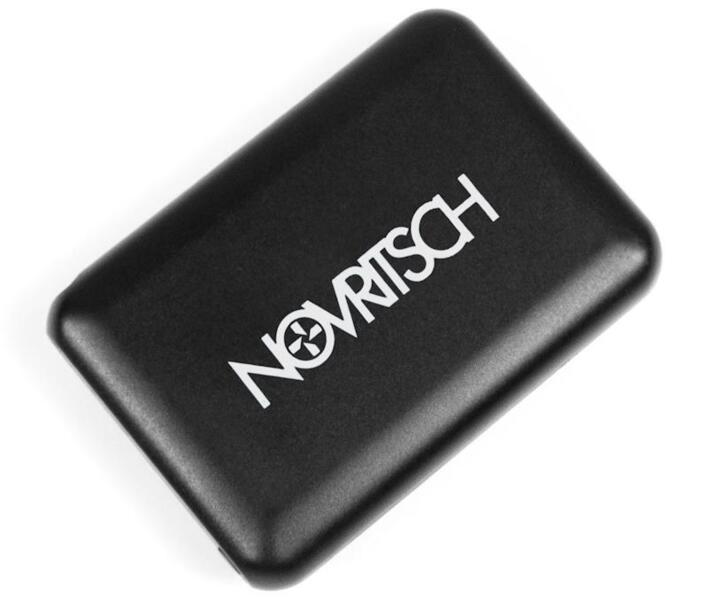 Denne powerbank kommer med alle de stik du skal bruge, så den er klar til ens briller