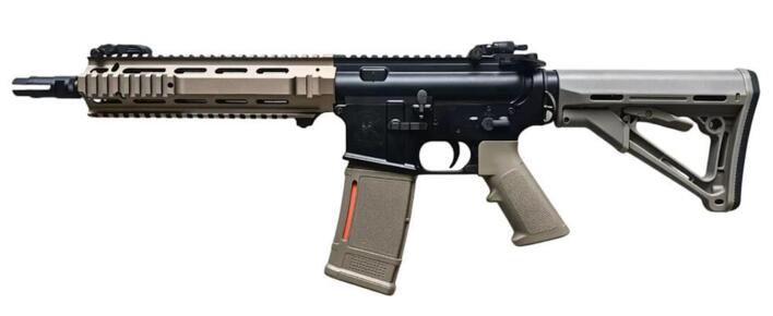Selve riflen har en Magpul lignende kolbe og et L119A2 rail system